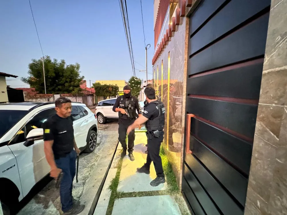 Polícia Civil cumpre 34 mandados de prisão na Zona Norte de THE; armas e carros de luxo apreendidos