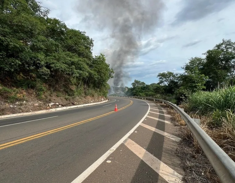 Caminhão tomba, causa incêndio e interdita rodovia em Picos