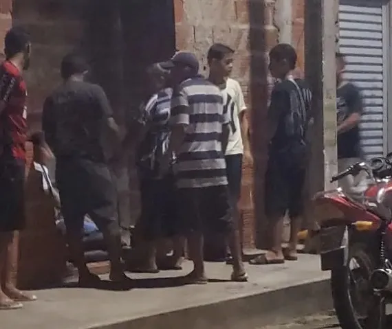 Homem é esfaqueado em espetinho de Oeiras; vítima sofreu perfurações graves