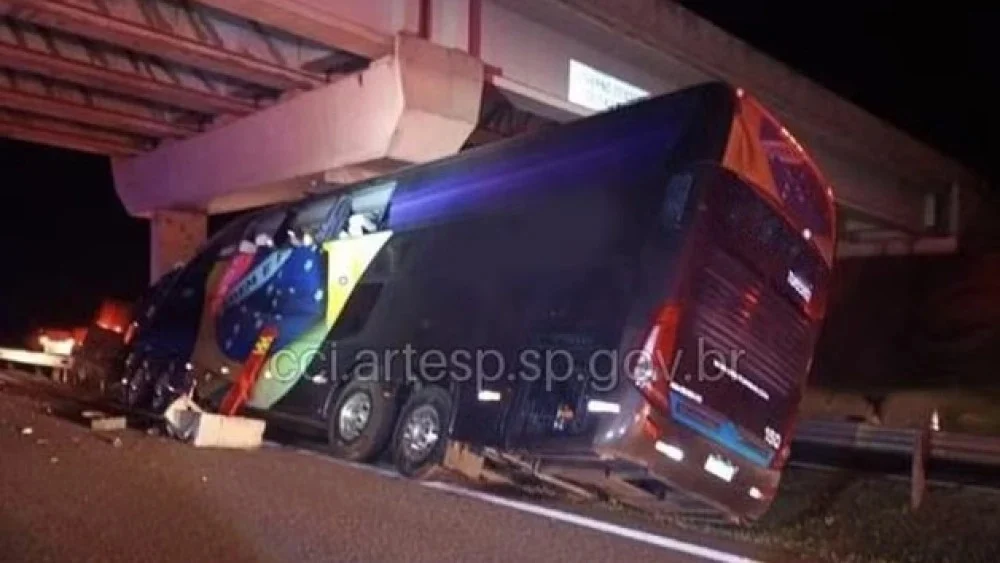 Acidente com ônibus no interior de SP deixa 10 mortos e mais de 40 feridos