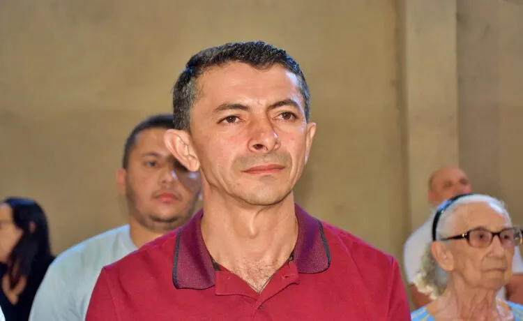 Prefeito de Santana do Piauí alugará pick-up de cabine dupla por R$ 13 mil mensais