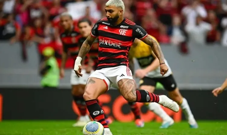 Gabigol converteu a cobrança (Foto: Marcelo Cortes / CRF)