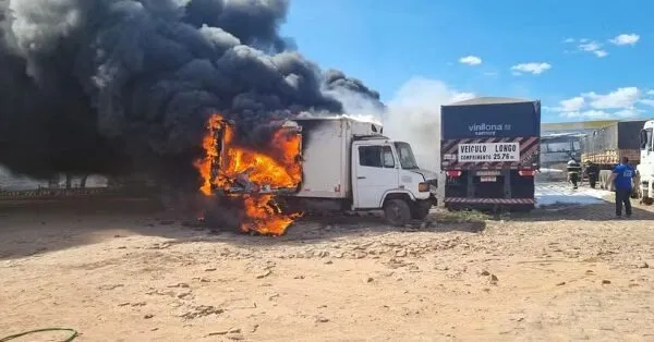 Ônibus e caminhões pegam fogo em posto de combustível em Teresina