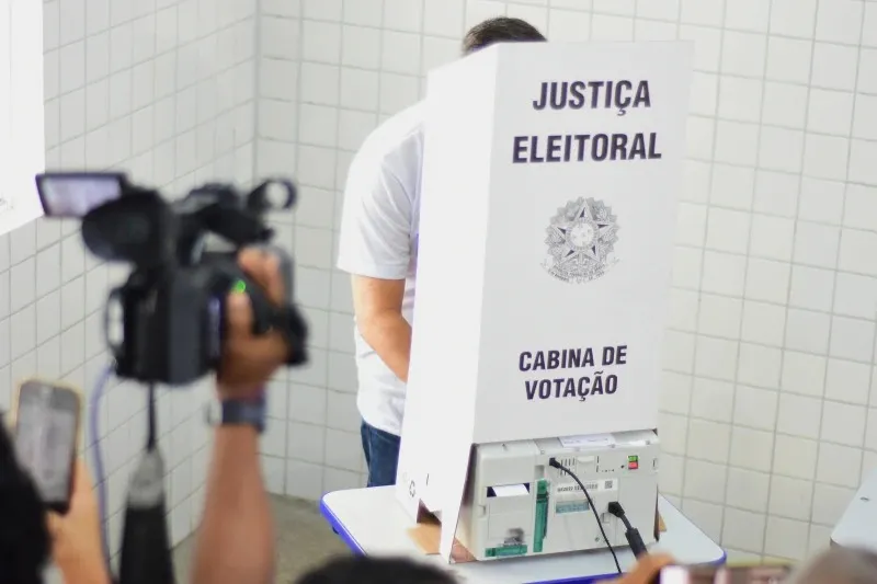 Votação em urna eletrônica durante as Eleições 2024
