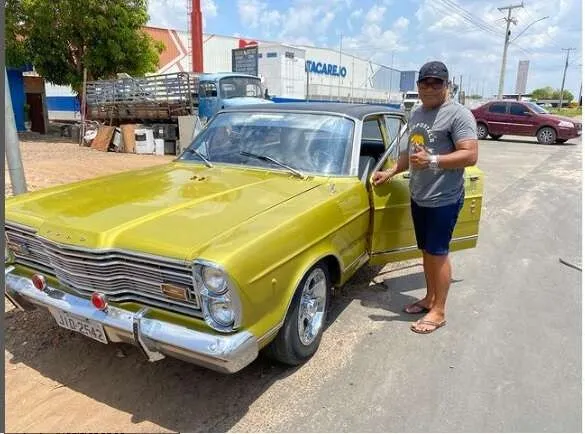 Cantor florianense Zé Francisco, da Banda Sedução, no carro Galaxie, ano 1975