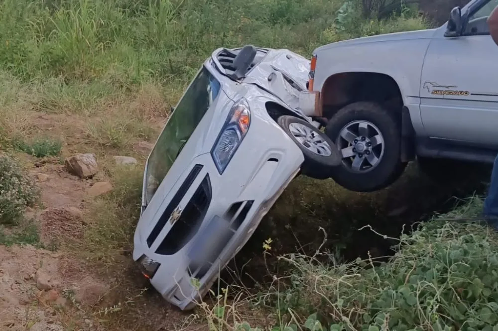 Veículos são arremessados para fora da pista após colisão na BR-316, em Picos