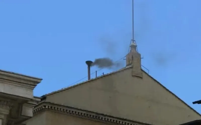 Conclave: segundo dia de votações começa com fumaça preta e novo papa segue indefinido