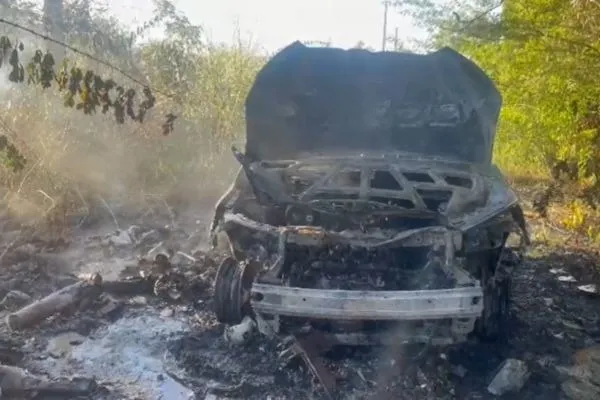 Carro usado por motorista de app é roubado e destruído por criminosos