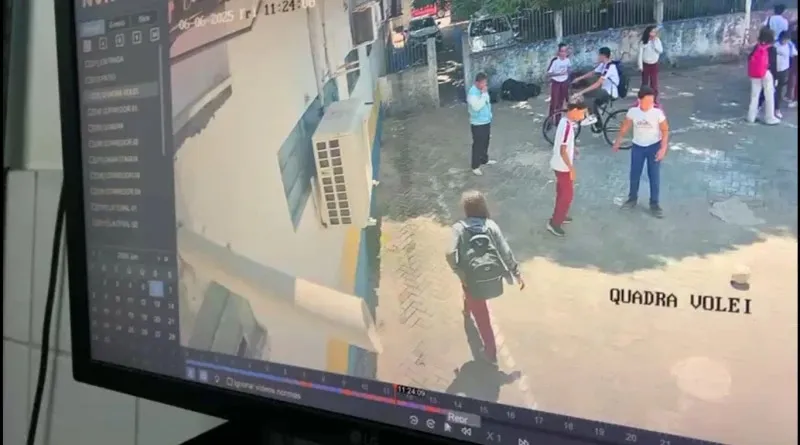 A adolescente Marcela Vitória desapareceu após sair da Escola Municipal Deputado Antônio Gayoso