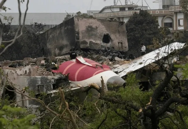 Partes da aeronave que caiu em Ahmedabad, na Índia | Reprodução/AP/Rafiq Maqbool