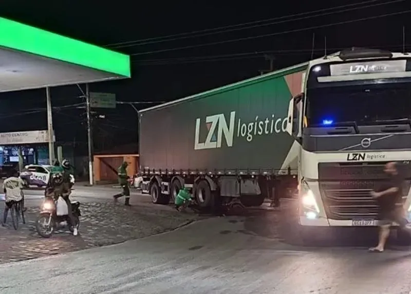 Mulher escapa por pouco de ser esmagada por caminhão em Floriano
