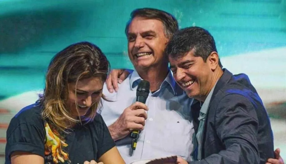 Pastor Josué Valandro com Bolsonaro e Michelle (Reprodução)