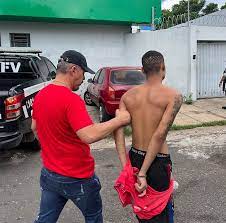 Adolescentes são apreendidos por arrastões na zona Sul; materiais são achados em matagal