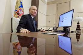 Nesta fotografia distribuída pela agência estatal russa Sputnik, o presidente russo, Vladimir Putin, vota online nas eleições presidenciais - (crédito: Mikhail METZEL / POOL / AFP)