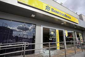 Segurança com malote de dinheiro é abordado na porta de banco e troca tiros com bandido