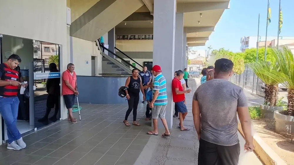 Catadores protestam em frente à prefeitura de Picos e cobram agilidade na aprovação de auxílio financeiro