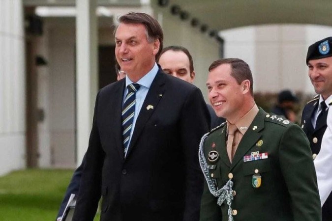 Jair Bolsonaro e Mauro Cid estão sendo indiciados por associação criminosa e inserção de dados falsos em sistema de informação - (crédito: Alan dos Santos/PR)