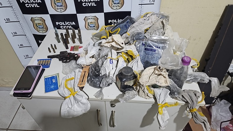 Arma e munições são apreendidas dentro de residência no bairro Conduru