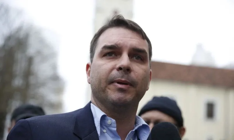 Flávio Bolsonaro acredita que o julgamento de seu pai não tem sido justo.