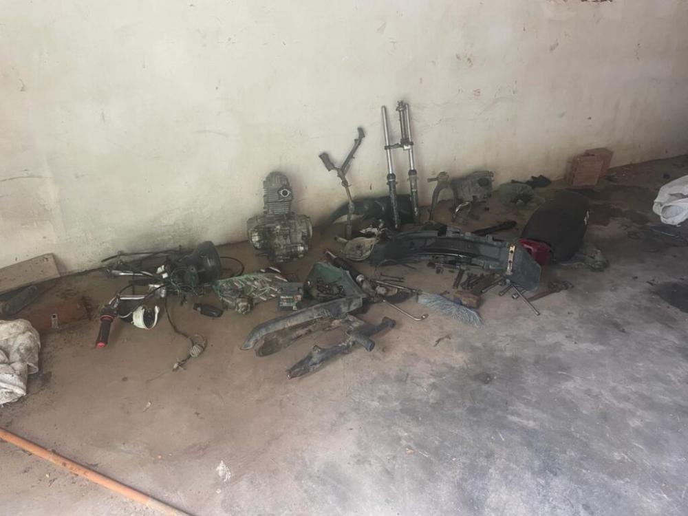 Peças de moto furtada eram vendidas em grupo de WhatsApp – Foto: PM-PI