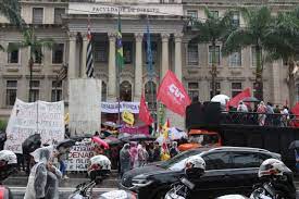 Manifestantes sob chuva protestaram no Largo São Francisco, em São Paulo, pela democracia e contra anistia para envolvidos no 8 de janeiro - (crédito: Rovena Rosa/Agência Brasil)