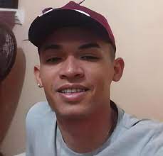 Familiares e amigos estão mobilizados em busca de informações sobre o paradeiro de Alex Sousa, que desapareceu neste sábado, 24.