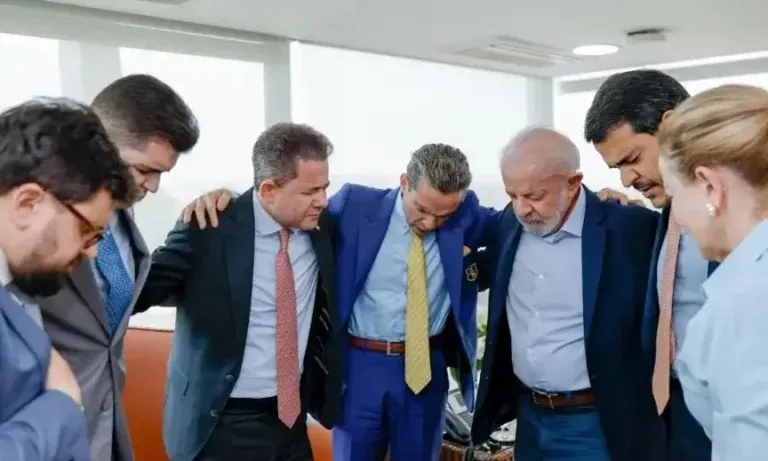 Samuel Ferreira orando por Lula - @Reprodução