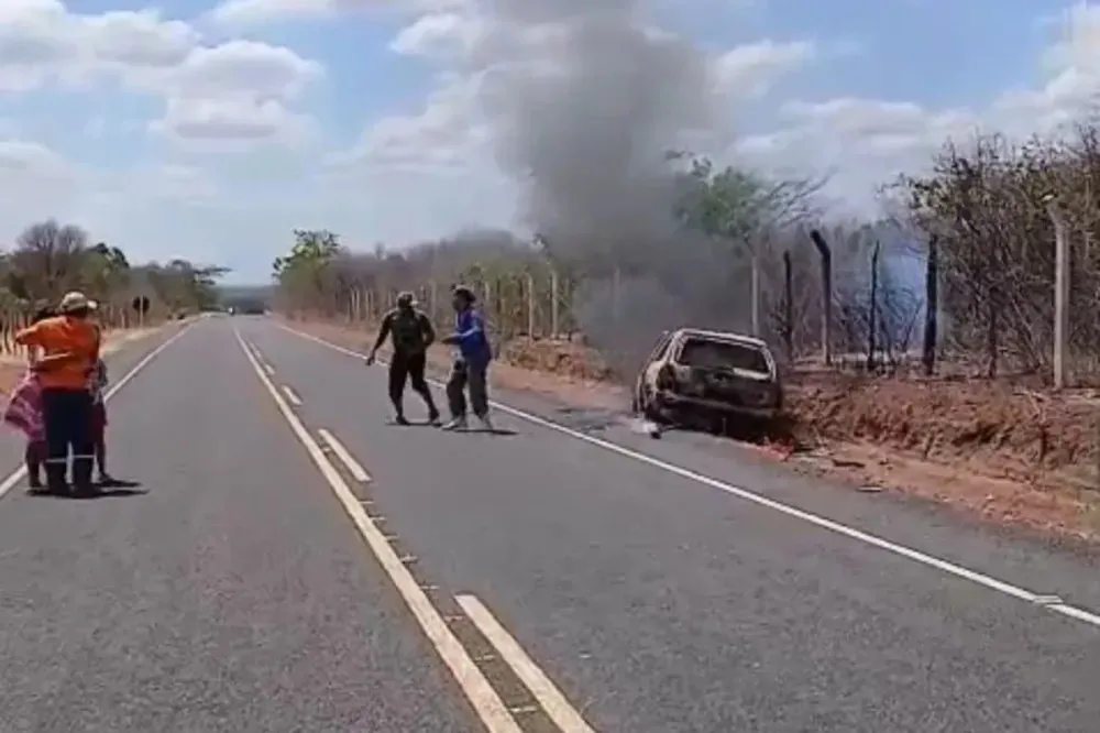 Homem morre carbonizado após carro pegar fogo em Furta-lhe a Volta, na cidade de Ipiranga do Piauí