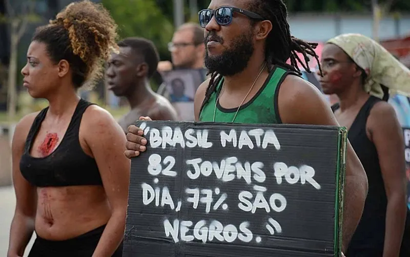 Estudo do JusBrasil revela que 30% dos casos de racismo ocorrem no trabalho.