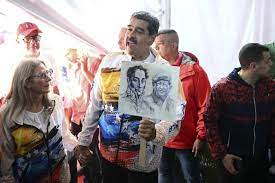 Acompanhado da primeira-dama Cilia Flores, Nicolás Maduro exibe imagens de Simón Bolívar e de Hugo Chávez, ao visitar o Conselho Nacional Eleitoral - (crédito: Federico Parra/AFP)
