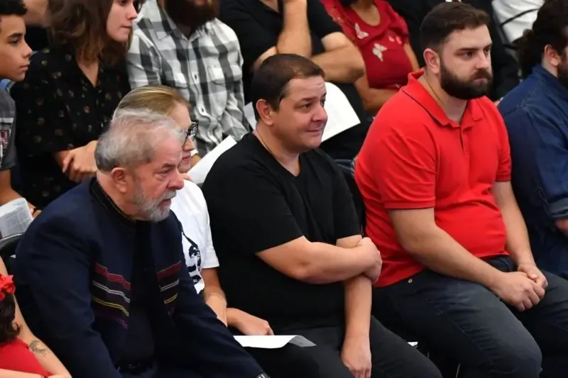 Lulinha (ao centro, de blusa preta) é o filho mais velho de Lula