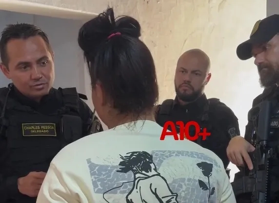 Mulher presa diz que namorado fugiu e abandonou drogas em casa antes da chegada da polícia no Piauí; VÍDEO