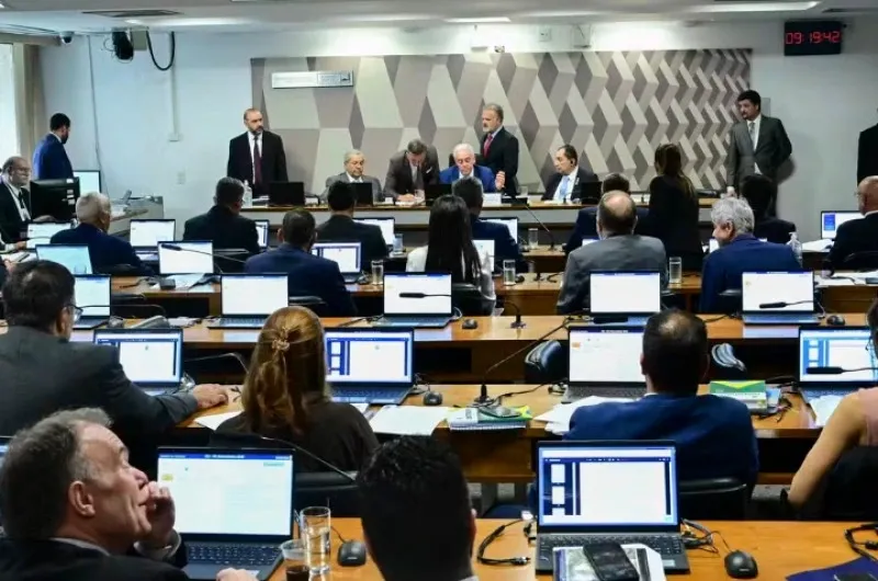 CCJ do Senado aprova fim da escala 6x1 e redução da carga horária semanal para 36 horas