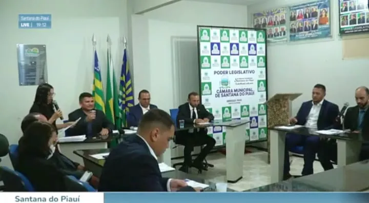 Maioria simples da câmara aprova projeto polêmico sobre taxa de resíduos sólidos e coleta de lixo.