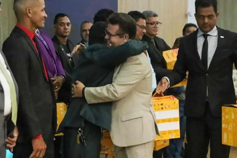 Pastor Jacques Balbino é cumprimentado com um abraço durante evento cristão marcado por entrega de doações. (Foto: Divulgação)