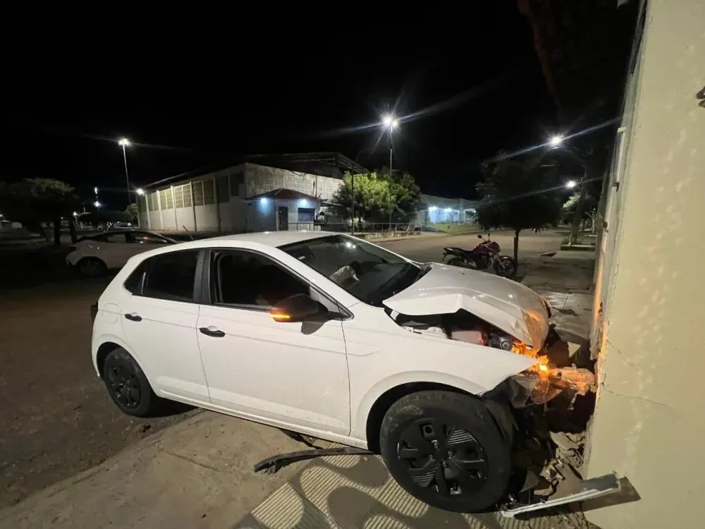 Motorista embriagado colide carro contra residência em avenida de Oeiras