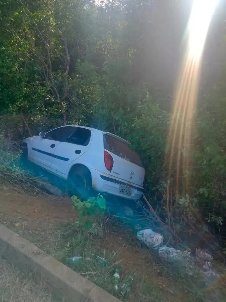 Acidente na PI-236 deixa veículo parcialmente destruído; ocupantes são desconhecidos
