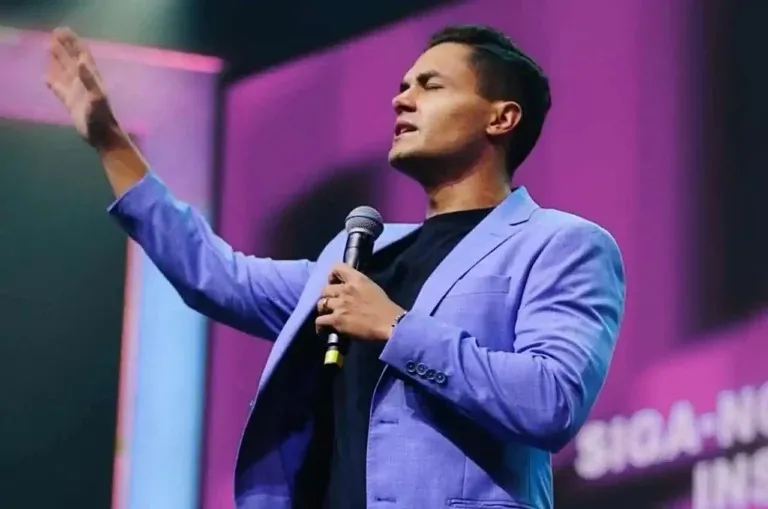 Davi Miranda Neto durante ministração em culto com mensagem de fé e adoração. (Foto: Divulgação)