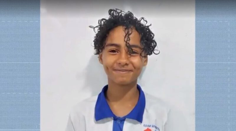 Menino de 12 anos morre após choque elétrico com secador de cabelos encontrado no lixo