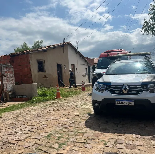 Homem é morto a tiros dentro de residência em Oeiras
