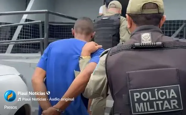 Veja o momento da chegada em Floriano de dois acusados de crimes em São José do Peixe