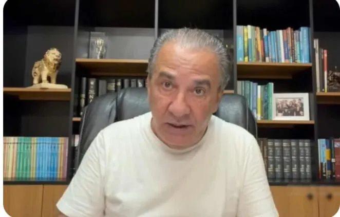 Silas Malafaia durante gravação em seu escritório