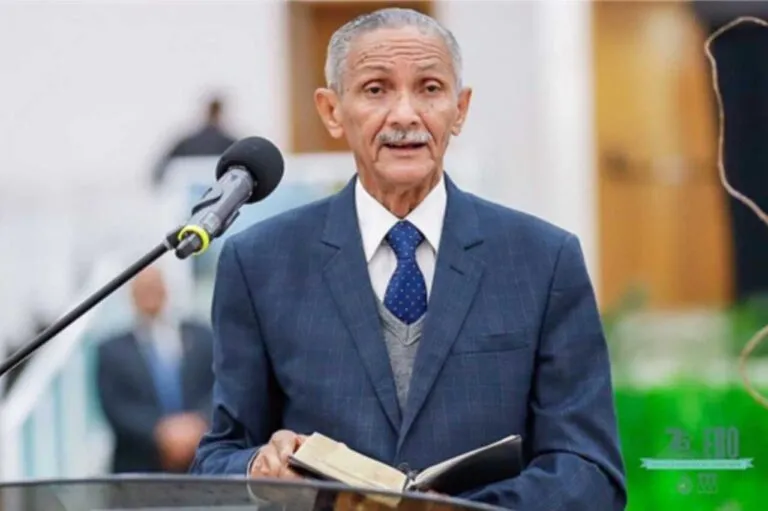 Pastor José Carlos de Lima durante ministração da Palavra em culto. (Foto: Reprodução)