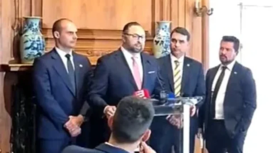 Conselheiro de Trump evita declarar apoio de Trump a Flávio Bolsonaro nos EUA