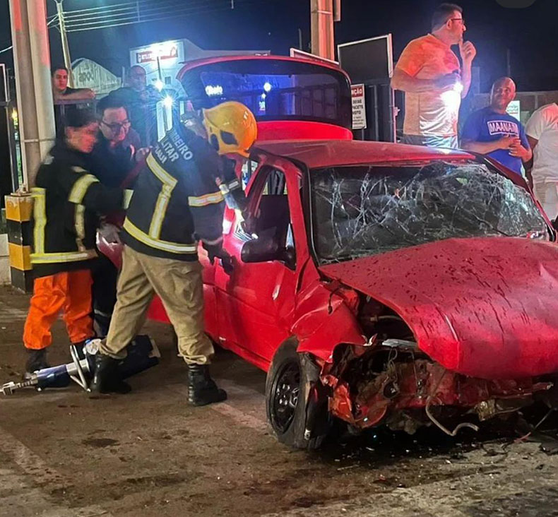 Carro desgovernado bate em mureta e invade estacionamento de supermercado