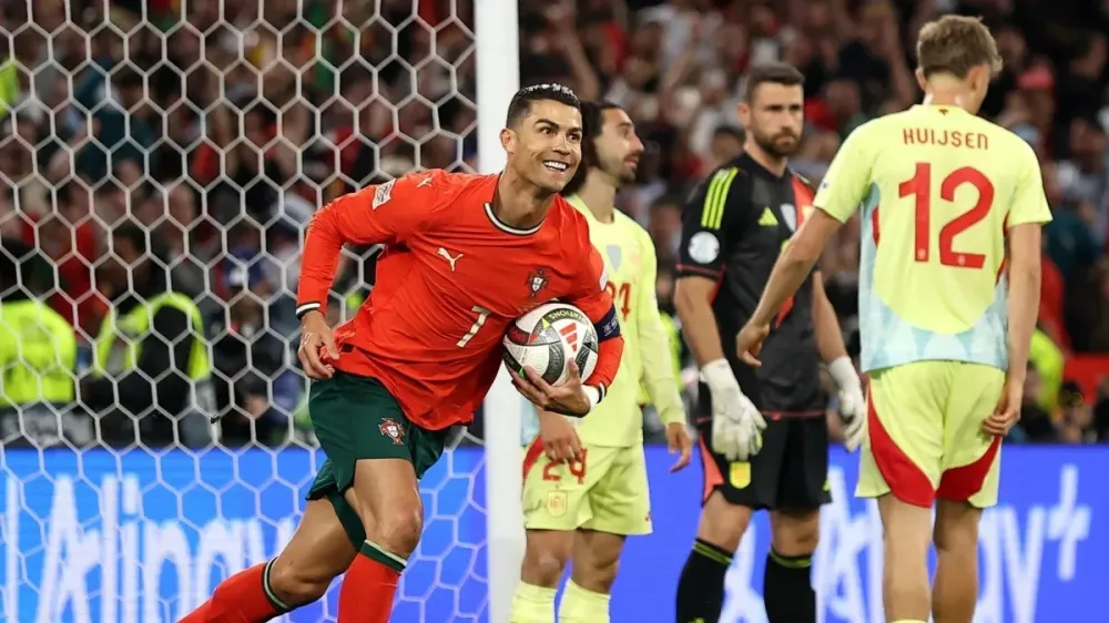 Cristiano Ronaldo celebra seu gol, o segundo de Portugal sobre a Espanha na final da Nations League