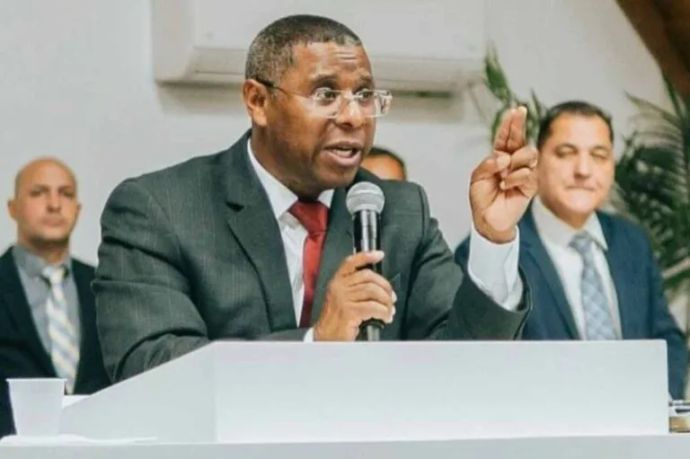 O pastor Osiel Gomes durante ministração em um culto, abordando temas da Palavra de Deus. (Foto: Reprodução)