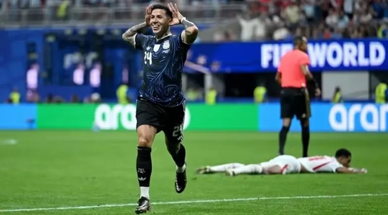 Enzo Fernández, da Argentina, comemorando o gol marcado sobre a Inglaterra, em partida válida pela semifinal da Copa do Mundo | Foto: Divulgação/Fifa