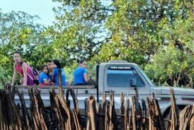 Cidadãos relatam que crianças entre 3 e 9 anos são transportadas em situações precárias: expostas ao sol e sem segurança.