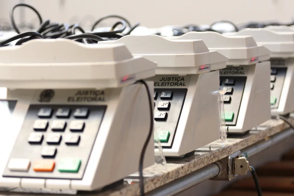 Urnas eletrônicas no novo depósito no fórum